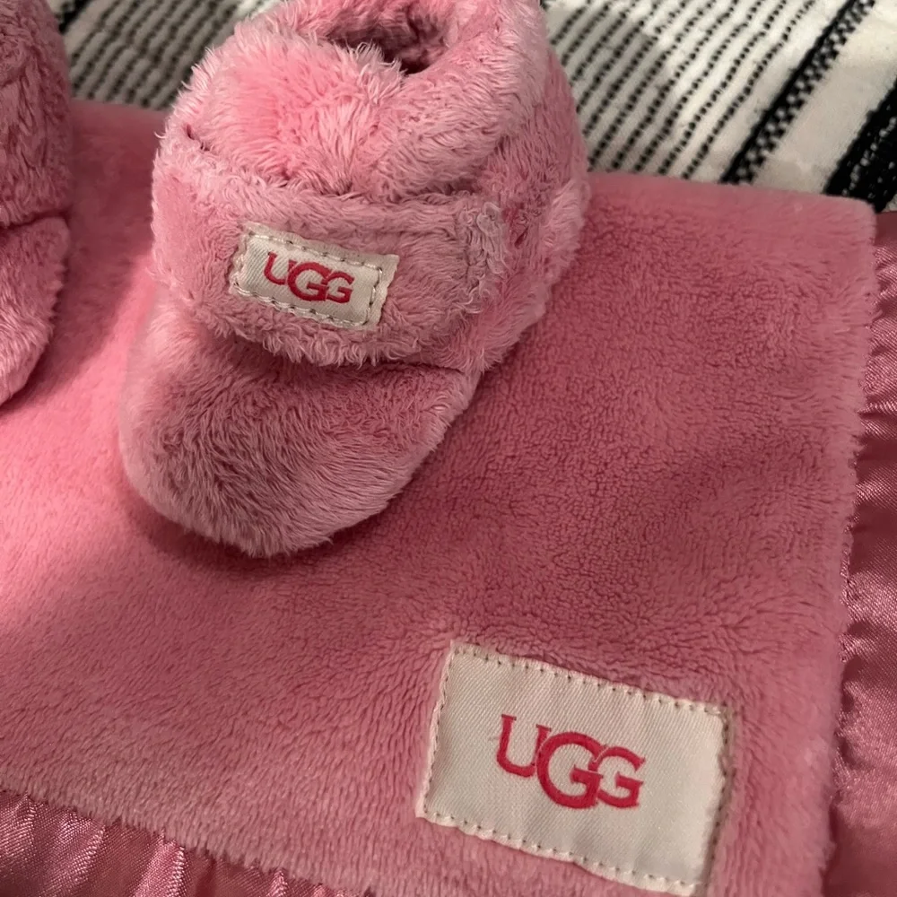 Pink Ugg baby booties and blankie Snuggie duo size 0/1